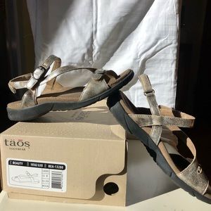 Taos Women Sandal Beauty  Size 8M Vintage Silver Leather Slingback Shoe